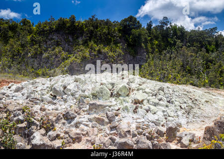 Les banques de soufre dans le Hawaii Volcanoes National Park sur Big Island, Hawaii, USA. Banque D'Images