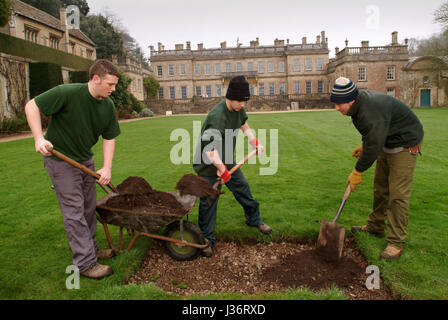 Tom Underwood (plain hat) et ben lewis qui sont détenus d'Ashfield jeunes délinquants institut travaillant dans Dyrham Park, avec Nathan bengey (striped hat) Banque D'Images