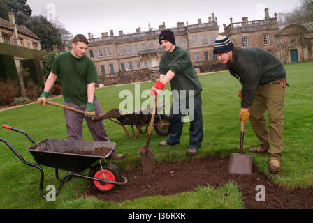 Tom Underwood (plain hat) et ben lewis qui sont détenus d'Ashfield jeunes délinquants institut travaillant dans Dyrham Park, avec Nathan bengey (striped hat) Banque D'Images