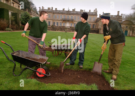 Tom Underwood (plain hat) et ben lewis qui sont détenus d'Ashfield jeunes délinquants institut travaillant dans Dyrham Park, avec Nathan bengey (striped hat) Banque D'Images