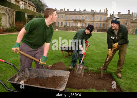 Tom Underwood (plain hat) et ben lewis qui sont détenus d'Ashfield jeunes délinquants institut travaillant dans Dyrham Park, avec Nathan bengey (striped hat) Banque D'Images