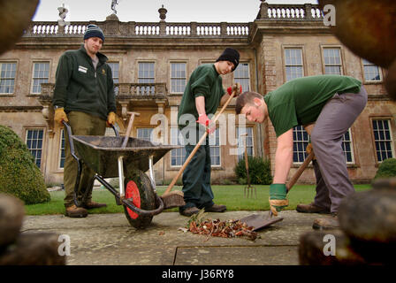 Tom Underwood (plain hat) et ben lewis qui sont détenus d'Ashfield jeunes délinquants institut travaillant dans Dyrham Park, avec Nathan bengey (striped hat) Banque D'Images