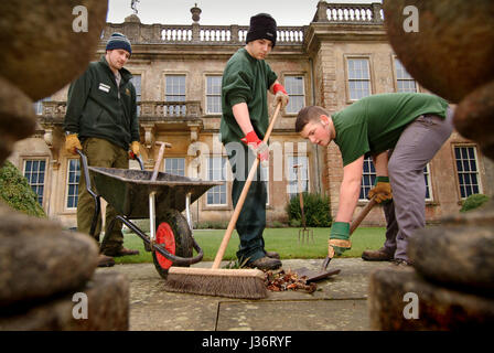 Tom Underwood (plain hat) et ben lewis qui sont détenus d'Ashfield jeunes délinquants institut travaillant dans Dyrham Park, avec Nathan bengey (striped hat) Banque D'Images