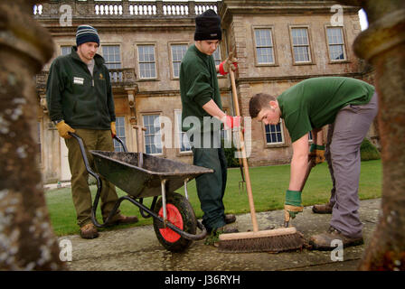 Tom Underwood (plain hat) et ben lewis qui sont détenus d'Ashfield jeunes délinquants institut travaillant dans Dyrham Park, avec Nathan bengey (striped hat) Banque D'Images