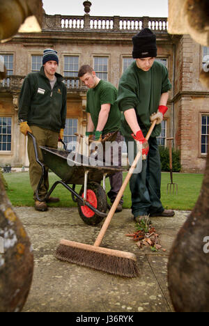 Tom Underwood (plain hat) et ben lewis qui sont détenus d'Ashfield jeunes délinquants institut travaillant dans Dyrham Park, avec Nathan bengey (striped hat) Banque D'Images