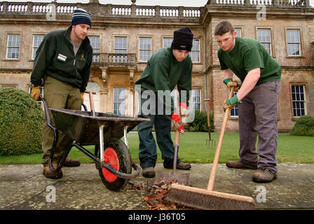 Tom Underwood (plain hat) et ben lewis qui sont détenus d'Ashfield jeunes délinquants institut travaillant dans Dyrham Park, avec Nathan bengey (striped hat) Banque D'Images