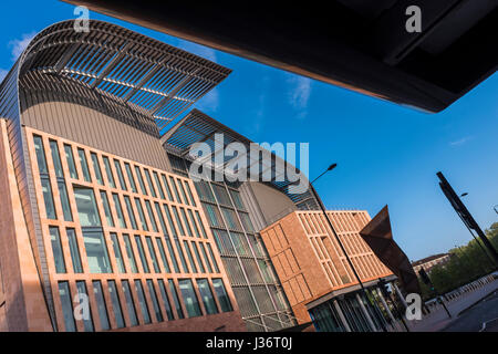 La Francis Crick Institute est un bâtiment à côté de la gare St Pancras International dans le quartier de Camden, Londres, Angleterre, Royaume-Uni Banque D'Images