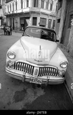 - La Havane, juin 2011 : Vintage voiture américaine est stationné sur une rue latérale, dans une pause de son travail quotidien, comme un taxi. Banque D'Images