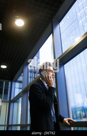 Phone Conversation in Office Lobby Banque D'Images