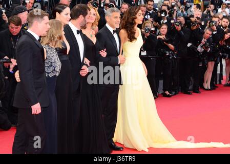 L'équipe du film "l'argent Monster' Jodie Foster, Julia Roberts et George Clooney en arrivant sur le tapis rouge pour le film "l'argent Monster' 69e Festival de Cannes Mai 12, 2016 Banque D'Images