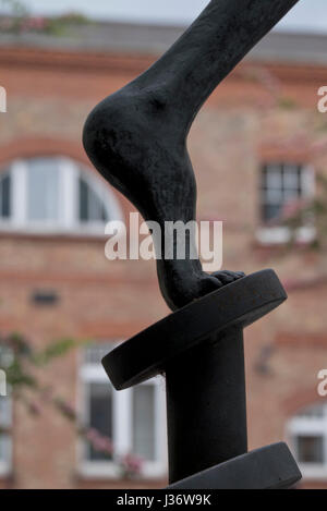 Détail d'une statue d'artistes de cirque à l'extérieur du Centre national des Arts du Cirque à Hoxton dans East London,UK Banque D'Images