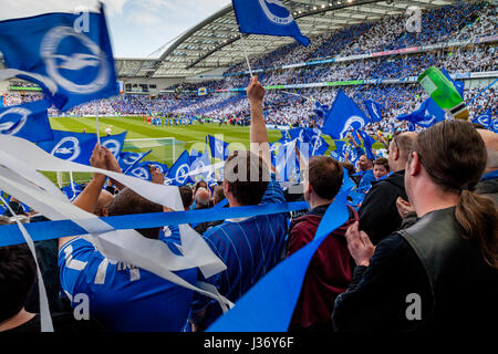 Brighton et Hove Albion Football Fans acclamer leur équipe à la hauteur pour le dernier match de la saison après avoir obtenu la promotion, Brighton, UK Banque D'Images