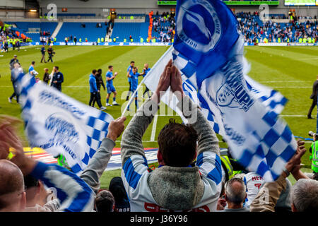 Brighton et Hove Albion Football Fans acclamer leur équipe hors du terrain après le dernier match à domicile de la saison, le stade de l'Amex, Brighton, UK Banque D'Images