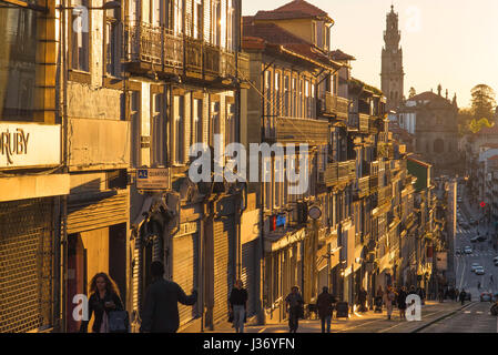 Centre de Porto Portugal, vue le long de la Rua de 31 Janeiro dans le centre de Porto au coucher du soleil, avec l'Igreja dos Clerigos au loin, Portugal Banque D'Images