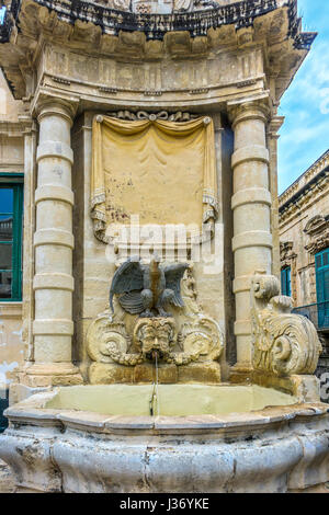 Fontaine ornementale, à St George's Square, La Valette, Malte Banque D'Images