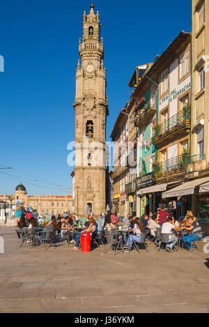 Cafe Porto Portugal, les touristes vous détendre sur une terrasse de café près de l'église des clercs sur la Rua Campo dos Martires da Patria dans le centre de Porto Banque D'Images