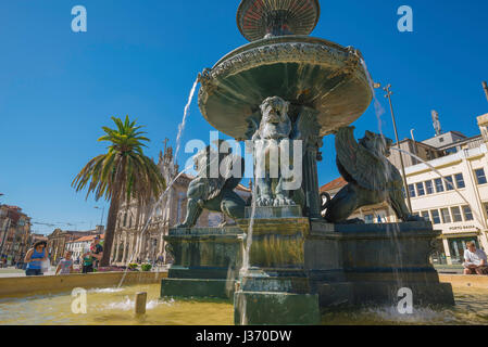 Porto Portugal fontaine, la Fontaine des Lions (Fonte dos Leoes) situé dans la Praça de Gomes Teixeira près de l'église Igreja do Carmo, Portugal, Europe Banque D'Images