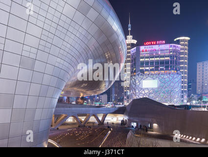 Séoul, Corée du Sud - Mars 29,2015 : Conception de Dongdaemun Plaza la nuit, nouveau développement à Séoul, conçu par Zaha Hadid. Photo prise le 29 mars 2015 en Banque D'Images