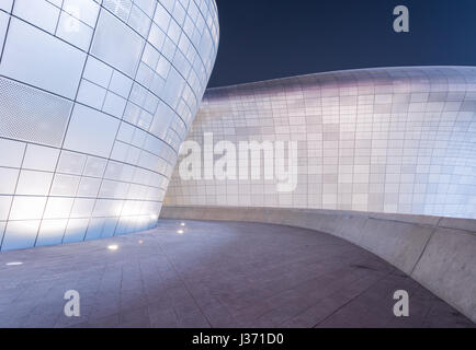 Séoul, Corée du Sud - Mars 29,2015 : Conception de Dongdaemun Plaza la nuit, nouveau développement à Séoul, conçu par Zaha Hadid. Photo prise le 29 mars 2015 en Banque D'Images