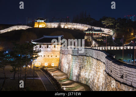 Forteresse de Hwaseong, architecture traditionnelle de Corée à Suwon, Corée du Sud Banque D'Images