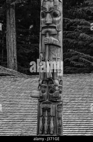 Native American Tlingit mâts totémiques de Sitka, en Alaska. Banque D'Images