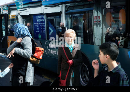 Un arrêt de bus occupé à Cardiff, Pays de Galles, Royaume-Uni Banque D'Images