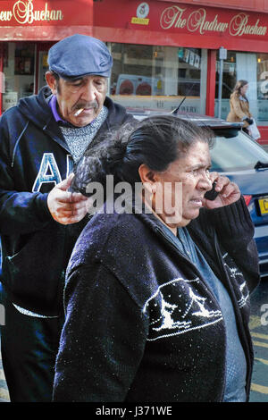 Les amis profitant d'une cigarette à l'Albany Road, Cardiff au Pays de Galles Banque D'Images