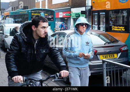 Les amis profitant d'une cigarette à l'Albany Road, Cardiff au Pays de Galles Banque D'Images