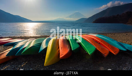 Groupe de bateau coloré avec fuji mountain au lac motosu japon Banque D'Images