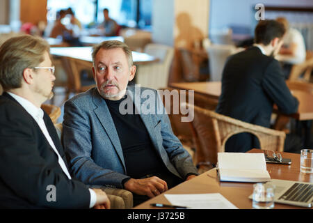 Remue-méninges avec collègue in Restaurant Banque D'Images