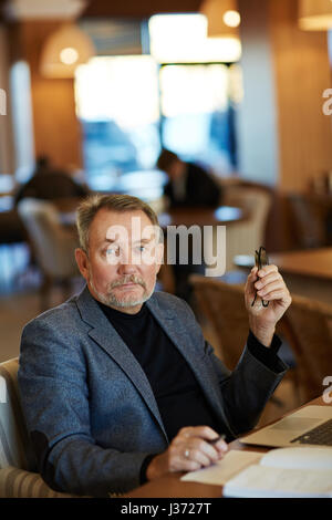 Portrait d'Entrepreneur occupé dans Cafe Banque D'Images