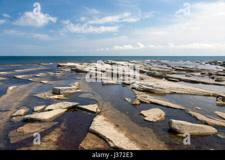 Gislövshammar, rochers calcaires dans la côte le long de la côte de la mer Baltique à Österlen, Skane / Scania, Suède Banque D'Images