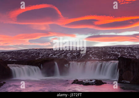 Goðafoss / Godafoss, cascade de la rivière glaciaire Skjálfandafljót en hiver, au coucher du soleil / Bárðardalur Bardardalur, Islande Banque D'Images