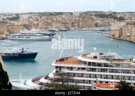 Bateau de croisière et les yachts amarrés dans le port de Malte Banque D'Images