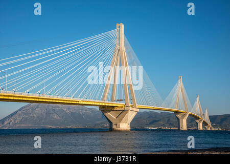 Le Rio - Antirrio bridge, près de Patras, reliant le Péloponnèse à la Grèce continentale à travers le golfe de Corinthe. Banque D'Images