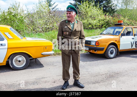 Personne en uniforme de garde-frontières et des véhicules dans la couleur de la police tchécoslovaque, la sécurité publique (République tchèque : Sécurité Publique (VB) au cours de l'celebrati Banque D'Images