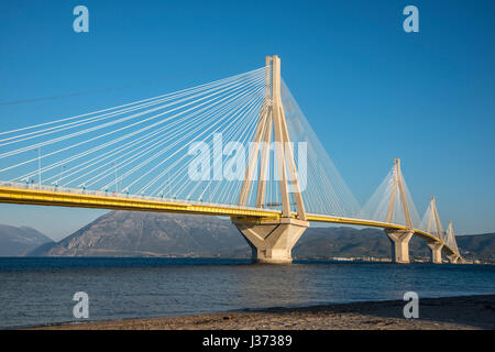 Le Rio - Antirrio bridge, près de Patras, reliant le Péloponnèse à la Grèce continentale à travers le golfe de Corinthe. Banque D'Images