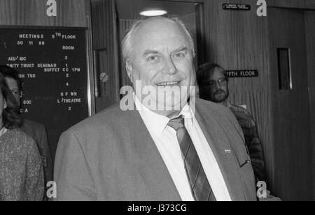 Norman Willis, secrétaire général du Trades Union Congress, assiste à une conférence de presse à Londres, Angleterre le 30 novembre 1989. Banque D'Images