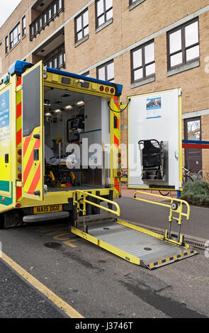 L'arrière de l'ambulance et de l'intérieur britannique montrant la rampe à l'extérieur de l'Hôpital Royal Victoria, Newcastle upon Tyne. Banque D'Images