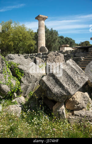 Re une colonne dorique construit sur des tours tombé chapiteaux et fûts de colonne dans le Temple de Zeus à Olympie, Péloponnèse, Grèce. Banque D'Images