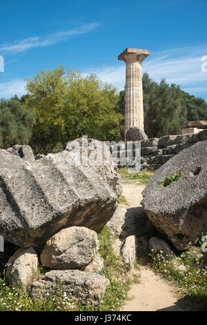 Re une colonne dorique construit sur des tours tombé chapiteaux et fûts de colonne dans le Temple de Zeus à Olympie, Péloponnèse, Grèce. Banque D'Images