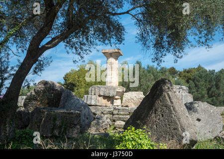 Re une colonne dorique construit sur des tours tombé chapiteaux et fûts de colonne dans le Temple de Zeus à Olympie, Péloponnèse, Grèce. Banque D'Images