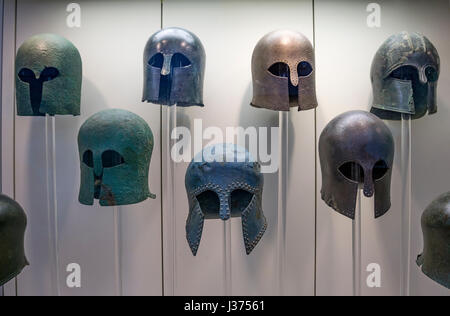 Au début, classique, style corinthien casques de bronze dans le musée archéologique, l'ancienne Olympie, Péloponnèse, Grèce. Banque D'Images