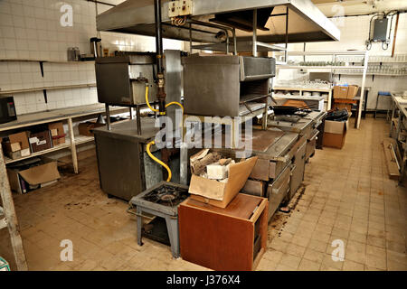 DERBY, Royaume-Uni : regardez à l'intérieur de l'hôtel abandonné et restaurant Gordon Ramsay même impossible d'enregistrer après avoir présenté dans son émission de télévision Ramsay's Kitchen Nightmares. Le bâtiment semble en grande partie comme elle l'a fait pour le montrer en dépit d'être fermées depuis 2007. Le hall et les chambres regardent comme ils pourraient être encore en activité aujourd'hui en dépit de l'intérieur datée. La cuisine ressemble un peu pire pour l'usure avec la saleté et la rouille de l'ampleur dans tout le côté gauche derrière les appareils. Plat, fichiers et même des vêtements ont été oubliés. Les images ont été prises à la Gondola Hotel Ristorante à Derby par un photographe Banque D'Images