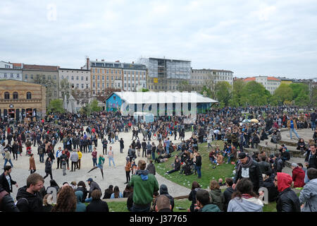 Beaucoup de gens au parc bondé (Goerlitzer Park) au cours de la fête du travail / jour de mai à Berlin, Kreuzberg. 1.Mai à Berlin. Banque D'Images