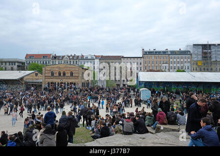 Beaucoup de gens au parc bondé (Goerlitzer Park) au cours de la fête du travail / jour de mai à Berlin, Kreuzberg. 1.Mai à Berlin. Banque D'Images