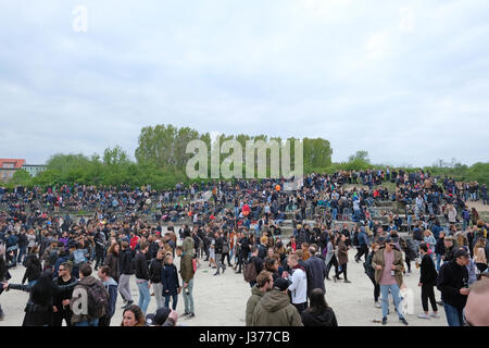 Beaucoup de gens au parc bondé (Goerlitzer Park) au cours de la fête du travail / jour de mai à Berlin, Kreuzberg. 1.Mai à Berlin. Banque D'Images