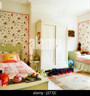 Chambre d'enfants avec deux lits simples. Banque D'Images