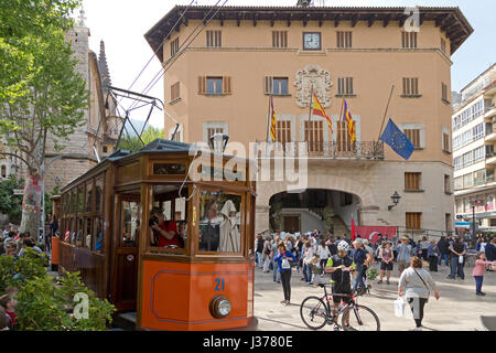 Tramway en face de l'hôtel de ville de Soller, Majorque, Espagne Banque D'Images