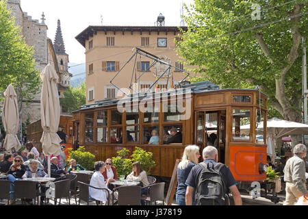Tramway en face de l'hôtel de ville de Soller, Majorque, Espagne Banque D'Images
